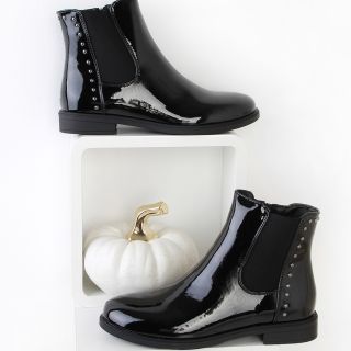 Lesk, který upoutá! Černé lakované kotníkové boty pro odvážný a sofistikovaný look 🖤✨ www.sboty.cz Kód: 6051-1J.B · · · ·...