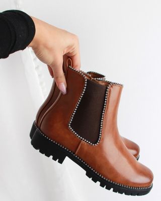 🍂 Hnědé chelsea boty - Královny podzimního stylu! 🍂 Najdeš na www.sboty.cz 😍 Stačí jediný pohled na ně a zamiluješ se do...