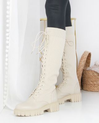 🥰 Kouzlo v jediném páru bot! 👢 Naše vysoké béžové kozačky na šněrování jsou tu, aby ti dodaly ten správný šmrnc 😍😍...