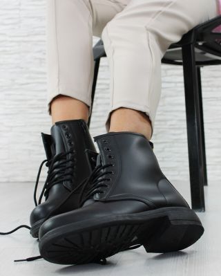 Nezmeškej svou příležitost! Černé kotníkové boty za fantastickou cenu! 🖤 Na co ještě čekáš??? 🤯 www.sboty.cz Kód: J48B · ·...