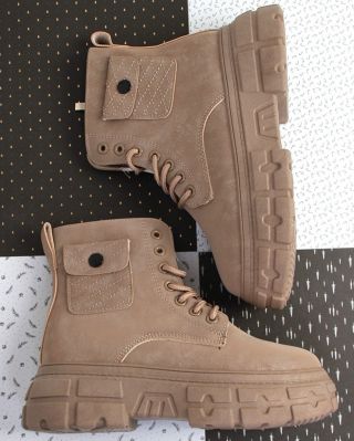 🤎 Hnědé kotníkové boty s kapsičkou na boku – styl a praktičnost 😍😍 Jen u nás na e-shopu www.sboty.cz Botky najdeš pod...