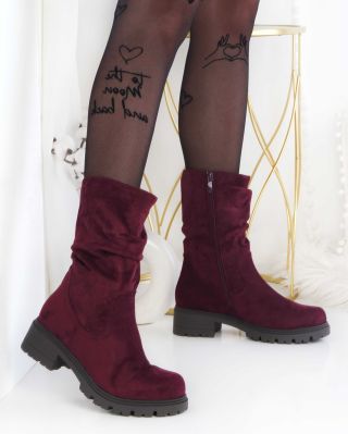 Pro moderní ženu 🥰 Styl, který tě nenechá splynout s davem 💫 Vínové kozačky dodají šmrnc i tomu nejjednoduššímu outfitu ❤️...