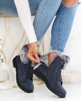 Styl, co zahřeje. ❄️ Modré farmářky s kožíškem – pohodlí, které si zamiluješ. Kód: 3115-11NA www.sboty.cz · · · · · #Sboty...