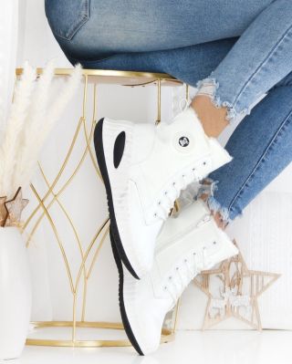 🤍🥶 Sněhové královny zimy 👟 Hřejivé bílé tenisky, které zvládnou i nejchladnější dny ❄️❄️ Kód: 54000-8WH www.sboty.cz · · ·...