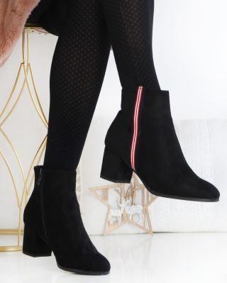 Semiš, co tě dostane! 🖤 Červenobílý proužek přidává energii a styl každému kroku 🖤❤️🤍 www.sboty.cz Kód: W128-1B · · · · ·...