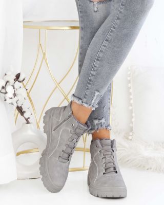 ✨ Šedé kotníkové boty ✨ NOVINKA na našem e-shopu Kód: 8048-3G www.sboty.cz · · · · · #Sboty #SbotyCz #DnesNosime...