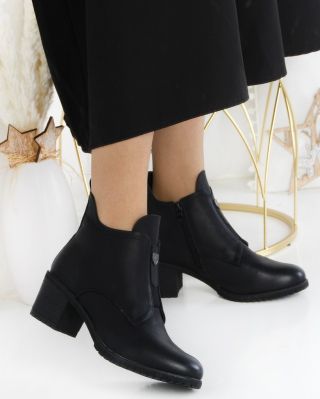 Podpatky, které tě budou bavit! Černé kotníkové boty, co zvládnou všechno – od práce po večerní zábavu 👠🖤 www.sboty.cz...