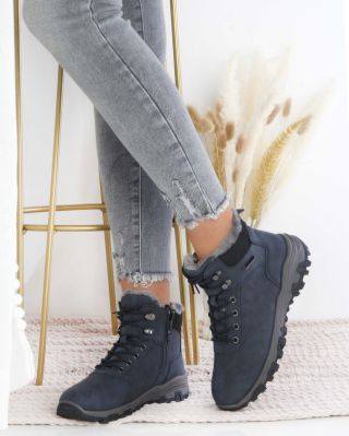 Modré, teplé a připravené na každý krok. Zamiluj se do zimy s pohodlnými kotníkovými botami 💙✨ www.sboty.cz Kód: 3906-4NA...