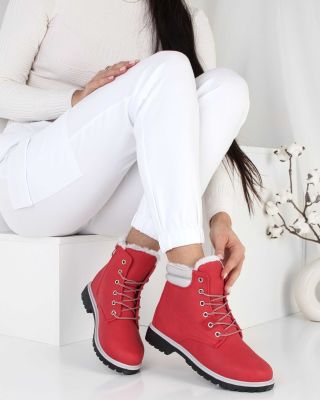 Když chceš zazářit i v zimě. Červené farmářky tě nenechají splynout s davem ❄️🔥 sboty.cz Kód: 3457-9R · · · · #Sboty...