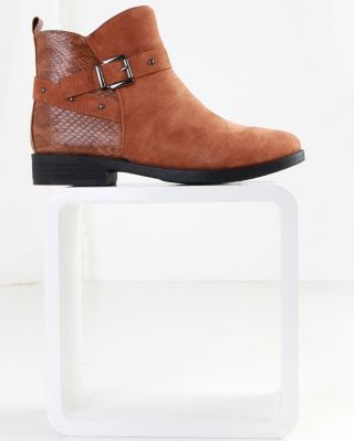 🥰 Hnědé kotníkové boty s páskem jsou tím pravým kouskem pro ty, kteří chtějí spojit pohodlí s nadčasovým designem 🥰...