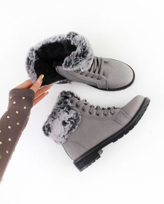 Procházky v zimě ještě nikdy nebyly tak příjemné. Obuj šedé farmářky s teplým kožíškem a jsi ready! ❄️ www.sboty.cz Kód:...