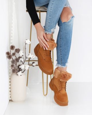 ❄❄ Začíná přituhovat, takže tyto krásné dámské kotníkové botky se ti budou určitě hodit 😍🥰 Navštiv náš eshop www.sboty.cz...