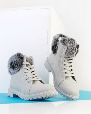 🤩😻Šedé farmářky s krásným kožíškem jsou naší tajnou zbraní proti zimě! 💨👢 www.sboty.cz Kód: 3115-5L.G · · · · #Sboty...