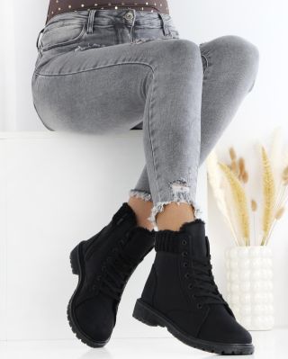 🖤 Klasické, pohodlné a připravené na každý den. Černé farmářky nesmí chybět v tvém botníku! 👢✨ www.sboty.cz Kód: 3208-1B/B...