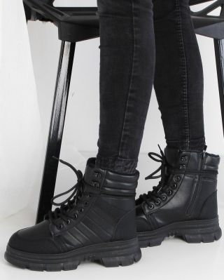 Černá vždy vyhrává! 🖤👢 Naše černé kotníkové boty z www.sboty.cz jsou nepostradatelným kouskem v každém botníku 👈👈 Kód:...