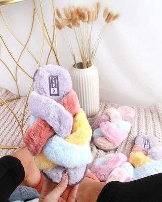 🏡❄️ Užij si pohodlí a teplo domova s našimi pantoflemi, které jsou navrženy tak, aby tvoje nožky byly jako v sedmém nebi...