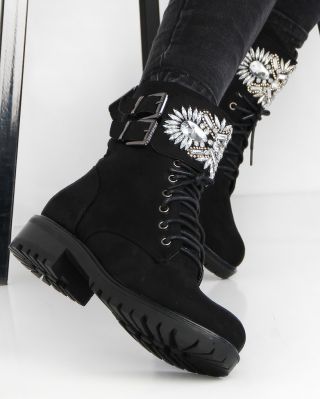 🌟 Novoroční otázka dne: Máš předsevzetí? Nebo věříš v malé krůčky 🥾 místo velkých slibů? 💭 www.sboty.cz Kód: NC757B · · ·...